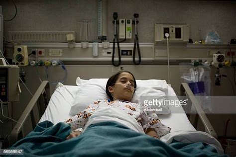 Girl In Hospital Bed Sick Photos Et Images De Collection Getty Images