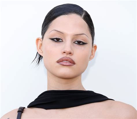 skinny eyebrows   latest  beauty trend  return