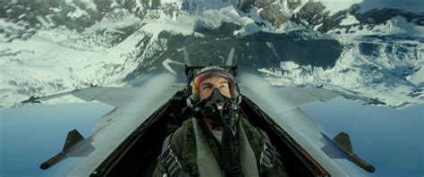 watch tom cruise fly a fighter jet in top gun maverick video maxim