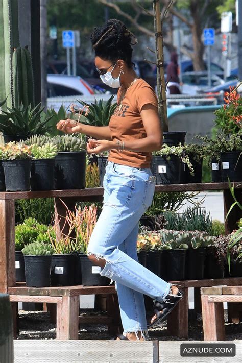 Kelly Rowland Gets Animated While Shopping For House