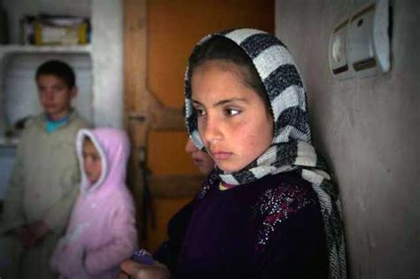 فروش دختران به قاچاقچیان در افغانستان، به دلیل اعتیاد به مواد مخدر