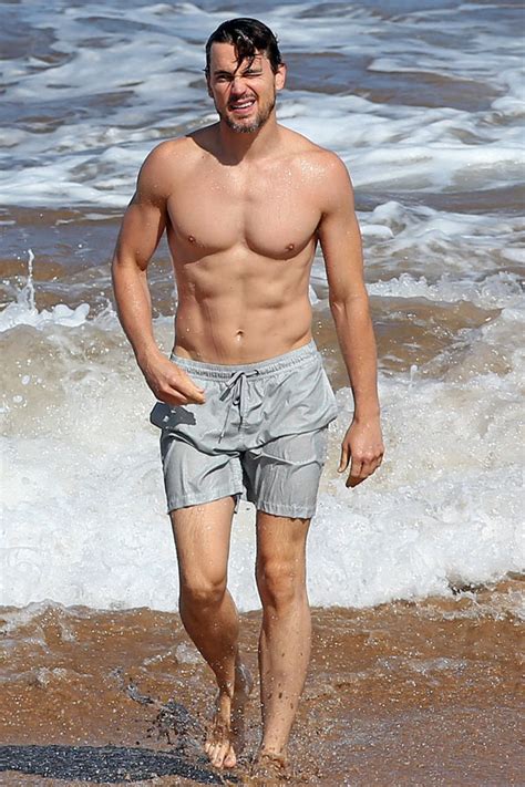 [pic] Matt Bomer Shirtless On Vacation In Hawaii