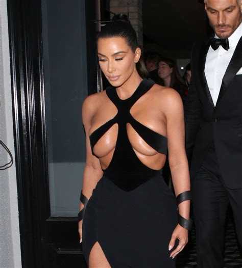 Kim Kardashian Sexy Tits At The Annual Hollywood Beauty Awards The