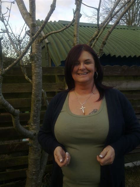 Busty Barmaid 45 From Glasgow Is A Local Granny Looking For Casual