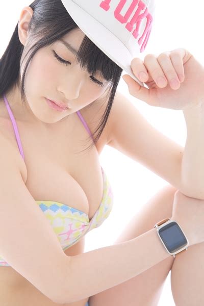 ascii jp：神乳 vs 禅！ 神谷えりながzenwatchを装着したら？【水着×デジモノ】 1 3