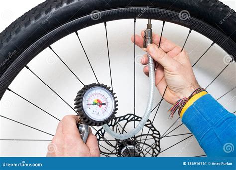 opblazen van een fietswiel stock afbeelding image  wiel
