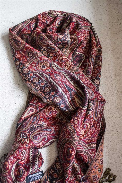 bekijk product pashmina sjaal met franjes dieprood met gedetailleerd