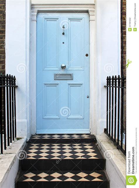 lichtblauwe deur stock foto image  blauw ingang gesloten
