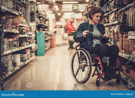 gehandicapte vrouw  een rolstoel  een warenhuis stock foto image  toegankelijkheid