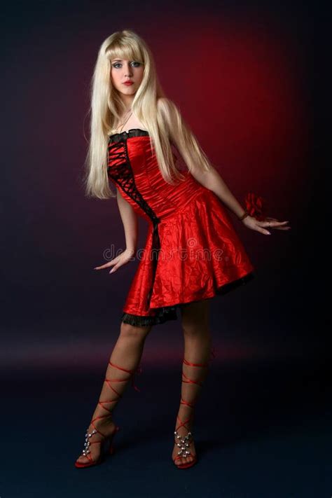 Jeune Blonde Dans Une Robe Satiny Rouge Image Stock Image Du Lumineux