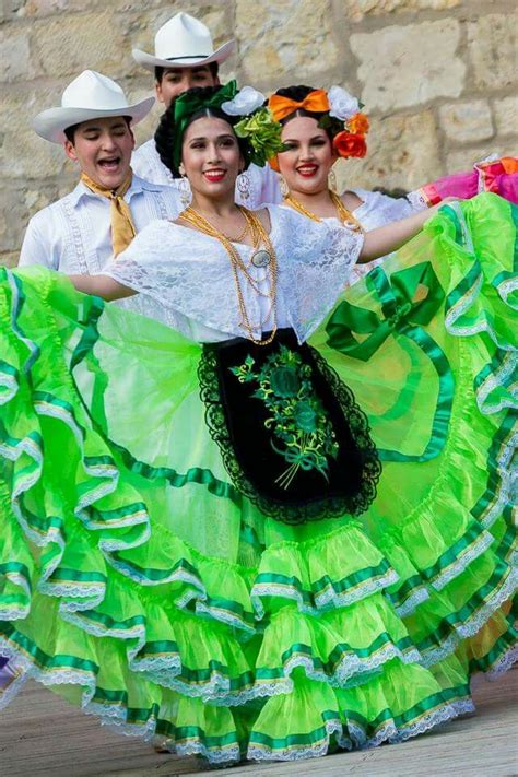 Stunning Folklorico Dancers Mexican Dresses Traditional Mexican