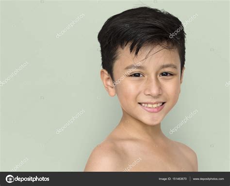 Kleiner Junge Mit Nackter Brust Stockfotografie Lizenzfreie Fotos