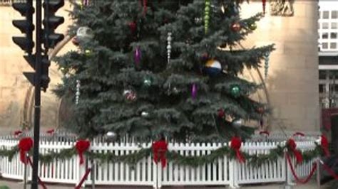 excited    annual milwaukee christmas tree lighting ceremony brightens  city