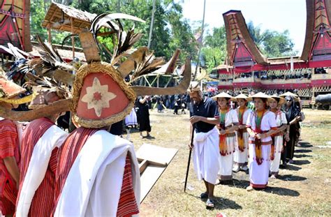 ciri khas suku toraja  indonesia  sisi kegiatan budaya tondok toraya