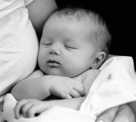 un bébé naissant fait dodo dans les bras de sa mère couche ca
