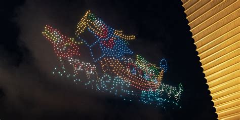 regardez   drones peindre le ciel pour le festival des bateaux