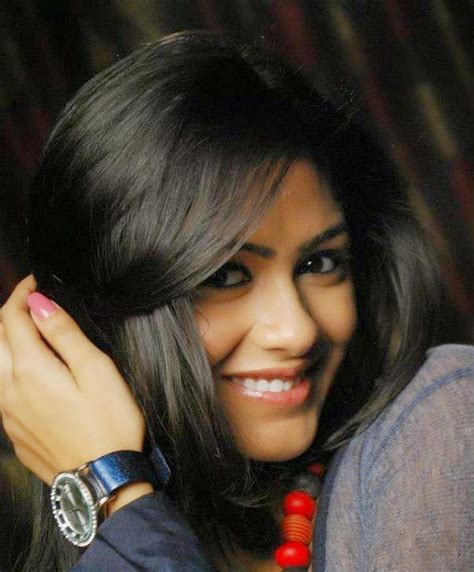 Mrunal Thakur Beautiful Hd Wallpaper Free Beautiful Bollywood Actress