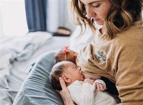 15 Beautiful Tandem Breastfeeding Photos