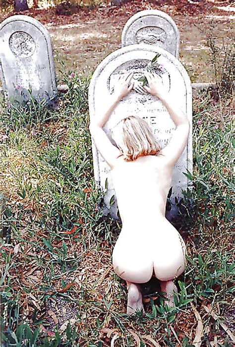 Posing Nude In The Cemetery 89 Bilder