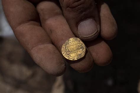 Un Tesoro Islámico De Monedas De Oro En El Corazón De