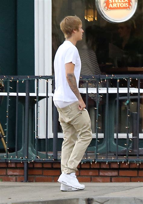 [pics] Justin Bieber Flashes Butt And Underwear In Low Pants