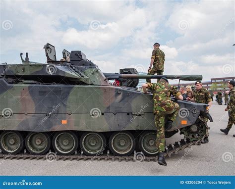 nederlandse militaire tank redactionele stock afbeelding afbeelding bestaande uit wapen