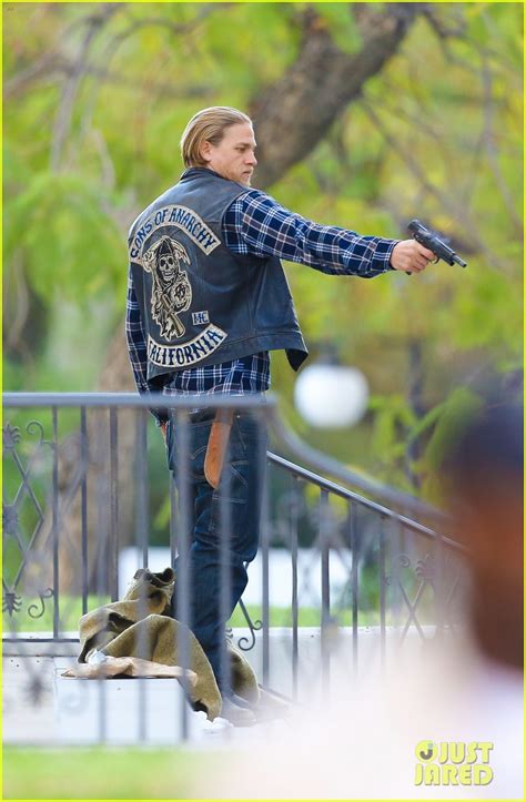 charlie hunnam goes undercover and still looks like a sharp shooter photo 3229617 charlie