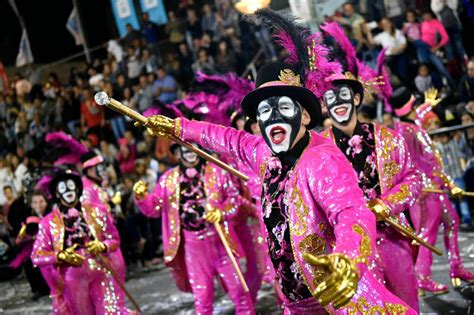 durante mas de  dias el carnaval toma las calles de uruguay inout viajes