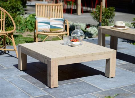 table de salon de jardin en bois