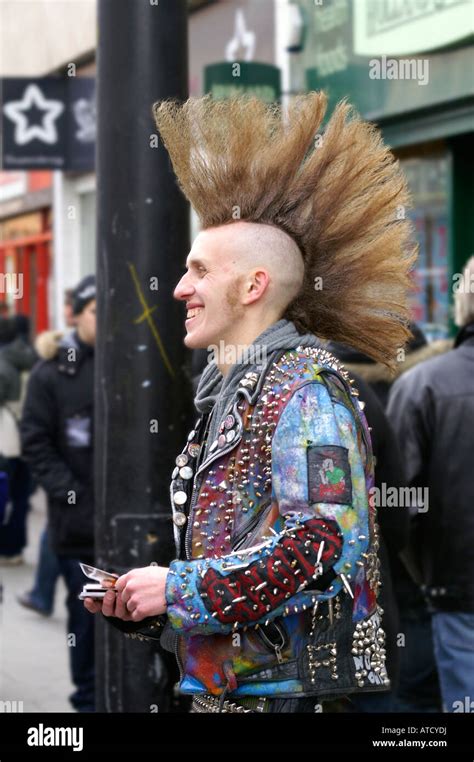 Punk Mit Mohawk Haarschnitt Stockfotografie Alamy