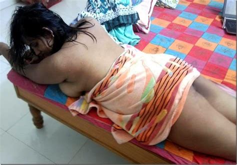 indian bhabhi wrapped in towel exposing her breasts hot4sure
