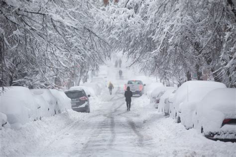 pictures powerful snowstorm sweeps   cities weather news