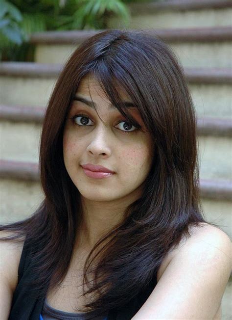 Hot Bollywood Actress Genelia Cute Face Actions Photo