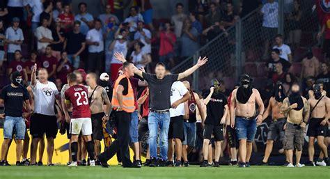 sparta prague hools invade pitch  europa league match hoolsnet