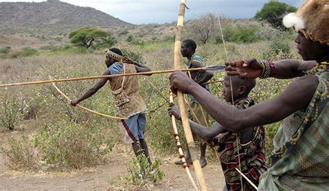 a tribo africana que vive até hoje como os humanos de 40 mil anos atrás