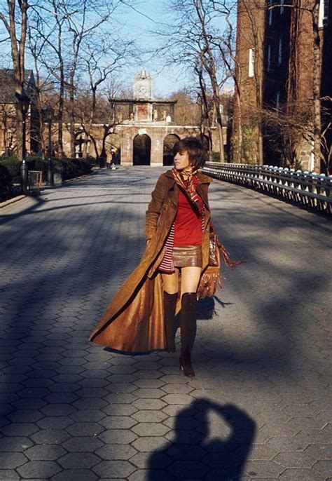 Sixties — Jane Fonda Walking In Central Park In New York In