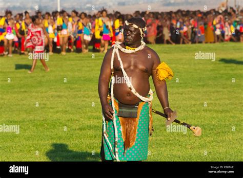 hombre con niñas swazi desfile en umhlanga reed dance festival
