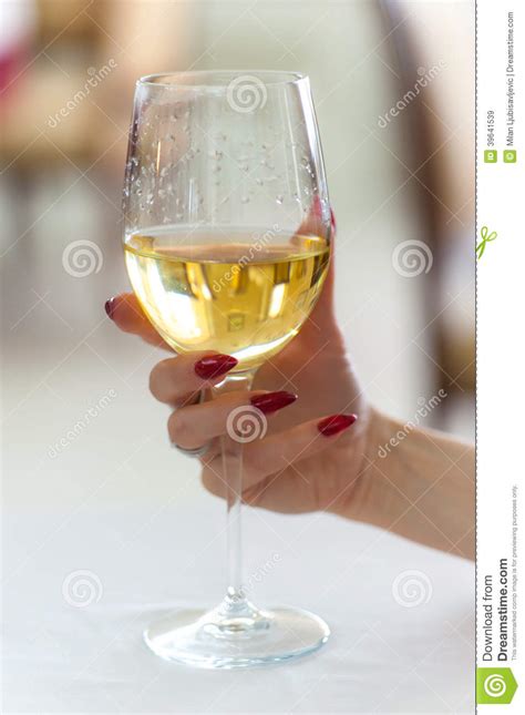 Die Hand Der Frau Die Wein Glas Hält Stockbild Bild Von