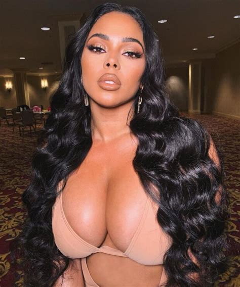Tabria Majors And Her Beautiful Cleavage Cufo510