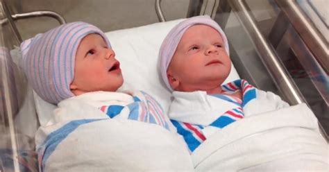 net geboren tweelingzusjes gefilmd terwijl ze uren na de geboorte met elkaar praten
