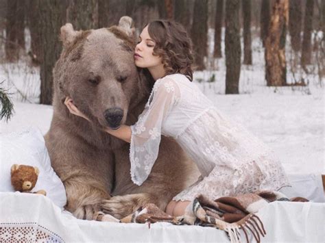 Two Models In Russia Just Posed With A 1 400 Pound Bear