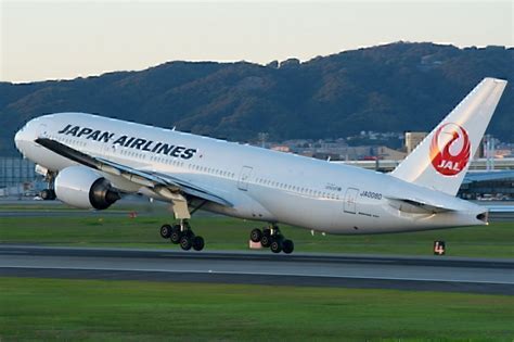 japan airlines fined   failing   delayed passengers