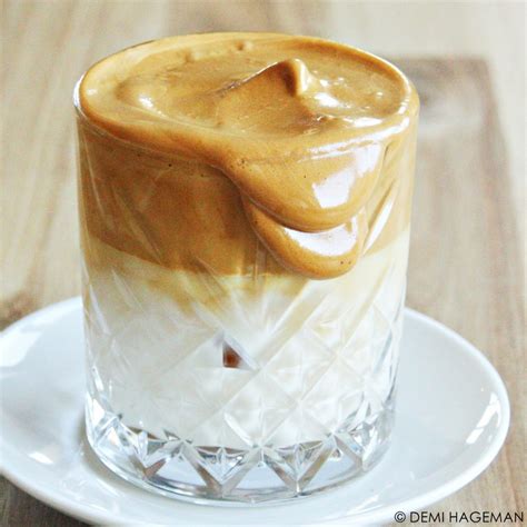 dalgona koffie romige ijskoffie met een toffee achtige koffieroom studiokook