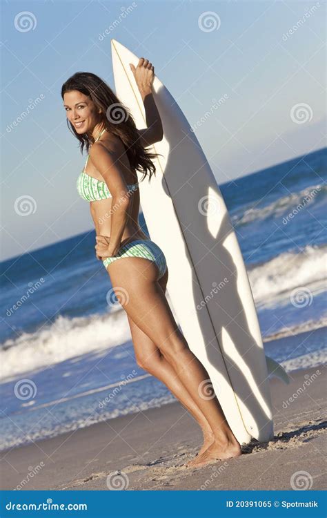 surfista da mulher  biquini   prancha na praia imagem de stock imagem de surfista surfe