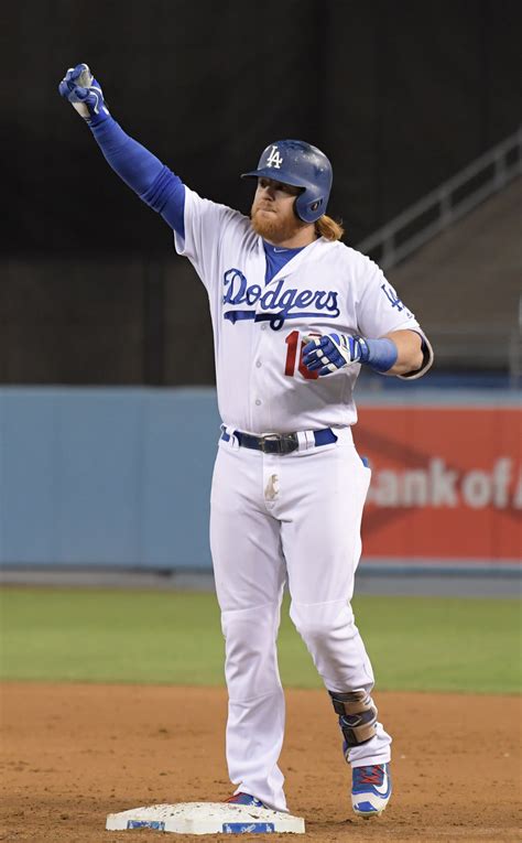 dodgers justin turner reportedly finalize  year agreement mlb