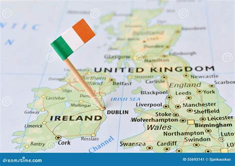 de vlag van ierland op kaart stock afbeelding image  atlantisch aardrijkskunde