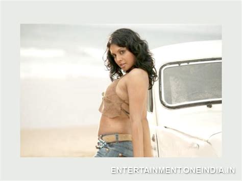 hot glamorous malayalam actresses malayalam actress skin show remya nambeesan honey rose