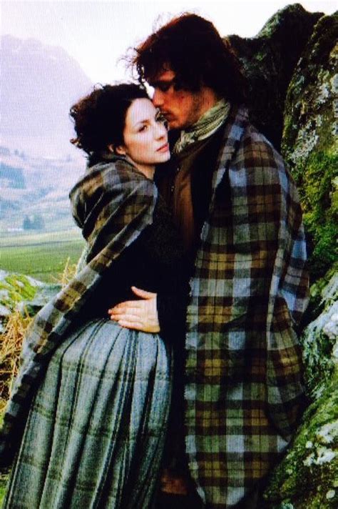 new pic of sam heughan and caitriona balfe as claire and jamie fraser