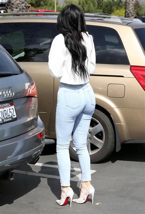 Kylie Jenner Shows Off Her Ass And Cameltoe Wearing Tight Jeans Outside