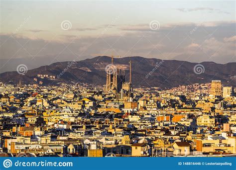 panorama van de stad van barcelona bij zonsondergang van de dag redactionele foto image